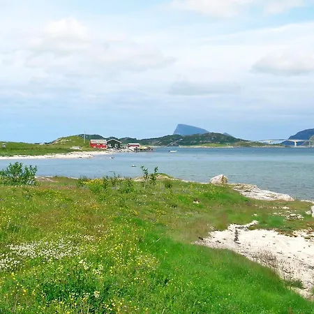 5 Person In Straumsbukta-by Traum * Bakke